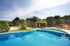 Mooie vakantie villa in Deia, Mallorca, Spanje voor maximaal 4-5 personen. Gelegen tussen Deia en Soller biedt deze aantrekkelijke villa een prachtig uitzicht op zee en de ruige westkust van Mallorca. Het is slechts een paar minuten rijden naar het mooie dorpje Deia. Maak een wandeling naar het bekende restaurant Can Kosta, waar u kunt genieten van onvergetelijke Tapas en de traditionele keuken van Mallorca. De dichtsbijzijnde winkels zijn in Valldemosssa op slechts 2 kilometer afstand en het mooie dorpje Deia is een paar minuten autorijden. Zeker een bezoek waard is het strand van Puerto Soller en Soller waar u de originele trein kunt nemen naar Palma. De villa is comfortabel ingericht en beschikt over centrale verwarming voor het laagseizoen indien nodig.Schoonmaakservice wekelijks, extra op aanvraag. Gratis internetverbinding beschikbaar in de buurt. Vrijstaande ventilatoren in alle kamers., Deià