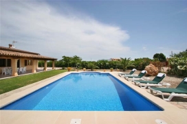Aantrekkelijke en comfortabele vakantievilla, gelegen op slechts een kleine rijafstand van de lange zandstranden van Puerto Pollensa, Mallorca, Spanje, geschikt voor 6 personen. Burgues ligt op een idyllische landelijke locatie en biedt een prachtig , Pollensa
