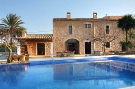 Finca in S'Horta, Mallorca, Balearen, Spanje voor een maximum van 12-13 personen. Gelegen aan een kronkelende landweg en op loopafstand van het kleine dorpje Calonge, waar zich drie uitstekende restaurants bevinden. Met vele mooie zanderige baaien en, Santanyí