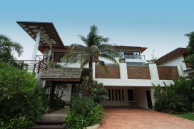 Mooie en luxe villa met privé zwembad, in Mae Nam, Koh Samui, Thailand voor maximaal 6 personen.Deze villa ligt in een strandomgeving en op 500 m van het strand. De accommodatie biedt veel privacy en een tuin met gazon.Het comfort en de nabijheid van het strand en gelegenheden om te winkelen maken dit een ideale villa om uw vakantie te vieren met familie of vrienden.Binnen, Mae Nam