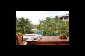 Mooie en comfortabele villa   in Bang Tao Bay, Phuket, Thailand  met gemeenschappelijk zwembad, voor maximaal 2 personen.Deze villa ligt  in een  heuvelachtige omgeving en  op 2 km van het strand. De accommodatie biedt veel privacy en een tuin met gazon en bomen.Het comfort en de nabijheid van het strand maken dit een ideale villa om uw vakantie te vieren.Binnen, Bang Tao Bay