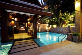 Mooie en luxe villa met privé zwembad, in Phuket, Phuket, Thailand voor maximaal 10 personen.Deze villa ligt in een strandomgeving en op 500 m van het strand. De accommodatie biedt veel privacy, een tuin met gazon en prachtig uitzicht op de baai, het strand en de zee.Het comfort en de nabijheid van het strand maken dit een ideale villa om uw vakantie te vieren met familie of vrienden.Binnen, Kamala Beach