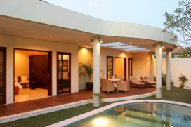 Cerena Villa ist beliebt bei kleinen Familien oder Gruppen von bis zu 4 Personen. Eine gemütliche 2-Schlafzimmer Villa mit privatem Pool. Getrennt durch eine Durchgangstür kann jeder Wohn-, Ess- und Küchenpavillon für klimatisiert, Seminyak