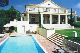 Ferienhaus für maximal 8 Personen.Sehr gut ausgestattete Villa mit grossem Garten und privatem Pool. Diese schön dekorierte Luxusvilla, liegt im Prestige Resort von Pinheiros Altos, in kurzer Distanz zum Quinta do Lago Shoppingcenter. Lasse, Almancil