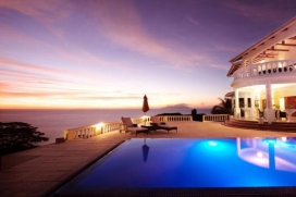 Petit Amour Villa ist eine luxuriöse Villa mit vollem Personal-Service im Nordwesten von Mahé.Beschreibung:Vollklimatisiert, 7.500 qm, vier Doppel-/ Zweibettzimmer, alle mit eigenem Badezimmer, jedes hat Zugang auf einen geräumigen Balkon oder eine Terrasse mit Sitzgelegenheiten, um die außergewöhnliche Aussicht zu genießen, bei Tag oder Nacht.Alle Zimmer sind individuell gestaltet und liebevoll mit prächtigen weichen Einrichtungsgegenstände. Sie verfügen jeweils über bequeme Sitzgelegenheiten und Flachbild-TVs geben individuellen Zugriff auf Filme und Musik. Die beeindruckende Split-Level-Master Suite profitiert von einem italienischem Marmor en-suite Badezimmer mit einem Zwei-Personen-Whirlpool und Blick über den Ozean. Es hat auch einen Doppel-Waschtisch und frei stehende Regen- Dusche.Ein elegant eingerichteter offener Wohn-Raum mit Bar, Lounge, Ess-und Küchenbereich mit einem Mix aus Marmorböden, gedämpften Naturtönen und dunklen Holzmöbeln bietet einen Hauch von Frieden und Ruhe. Die voll ausgestattete moderne Küche hat auch eine separate Frühstücks-Bar mit Blick auf den Ozean.Die der Raumes im Obergeschoss verfügt über einen 50 "Flachbild-TV, PC-Zugang und eine große Auswahl an Filmen und Musik und ein ausgeklügeltes Entertainment-System. Es ist ein großartiger Ort zum Erholen und Entspannen, vielleicht nehmen Sie ein Buch aus der umfangreichen Bibliothek, ein Brettspiel oder beaobachetn einfach nur den Sonnenuntergang. Es bietet helle komfortable Sitzgelegenheiten und öffnet sich zu einem großen Essbereich auf den Balkon.Lage:Petit Amour Villa befindet sich im Nordwesten von Mahé. Das Anwesen befindet sich 20 Autominuten von der Hauptstadt Victoria auf dem kürzesten Weg (oder eine 45-minütige Fahrt über die landschaftlich schönere Route entlang der Küste). Es ist eine weitere 20 minütige Fahrt zum internationalen Flughafen Mahé.Die Villa ist innerhalb von fünf Minuten mit dem Auto von einem der beliebtesten Standorten auf der Insel. Die unmittelbaren Bereiche von Bel Ombre, Beau Vallon und Glacis haben Restaurants, die kreolische und europäischen Lebensmittel anbieten.Anreise:Die Republik der Seychellen ist von Fluggesellschaften aus Europa, Afrika und dem Fernen und Nahen Osten erreichbar. Die nationale Fluggesellschaft Air Seychelles, betreibt Flüge von London, Paris, Rom, Singapur und Johannesburg.Andere Fluggesellschaften sind Emirates Airlines, Etihad, Qatar Airways, äthiopische Airways, Kenya Airways und Condor Airlines.Einmal hier, Reisen auf der Insel ist relativ einfach, mit Mietwagen und zuverlässigen öffentlichen Verkehrsmittel für die Mutigsten! Alle international bekannten Autovermieter haben Vertretungen auf den Seychellen, aber es gibt auch sehr renommierten lokale Autovermieter.Dienstleistungen, Mahe