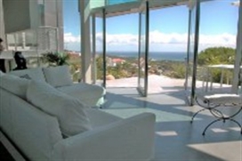 Die Unterkunft
Das Haus hat eine Grundfläche von 300m2 und 70m2 Terrassen und liegt auf einem großen Grundstück von 1400 m2 mit viel Privatsphäre und einen atemberaubenden Blick auf das Meer und die Landschaft gebaut.




Das Haus wurde im Jahr 2009 fertig gestellt und ist zu einem sehr hohen Niveau auf einer Ebene entwickelt mit 5 verschiedenen Bereichen oder Plattformen und ist elegant nach Region Tag und Nacht unterteilt.




Am Haupteingang gibt es eine Empfangshalle mit einer großzügigen Hauptteil, umwandelbar in ein Wohn / Schlafzimmer, wie es einen separaten Eingang und eine Toilette.




In einem separaten Bereich befinden sich 3 Schlafzimmer. Es besteht die Möglichkeit der Zugabe von mehr Zimmern durch die Neugestaltung der Immobilie.




Insgesamt ist 1 Badezimmer, 3 Toiletten und 2 Duschen.




Das Anwesen besteht aus einem großen, offenen und hellen Wohn-/ Esszimmer mit vielen großen Fenstern und Glastüren, Zugang zum Grillplatz, Garten und Terrassen. 70% des Hauses sind Fenster Sicherheit 6 +6.




Hochwertige Oberflächen - Heizung radial (Soil) - Alarm System - Leicht zu pflegen.
Die Umgebung
Dieses einzigartige Haus ist nur 4 Minuten Fahrt von den Stränden, nur 2,8 km vom Strand von Sant Pol FKK Meer, ca. 25 Minuten zu Fuß. In der Rückseite des Grundstücks gibt es diese riesigen Naturpark, wo man Wandern, Reiten, etc. gehen kann




Aktivitäten und Attraktionen
Ein 23km von Blanes
30km von Lloret de Mar.
30 Mn Flughafen Cassa de la Selva, Girona
40 mn von Girona
45 mn von Barcelona.
Carmen Ruscalleda Restaurant, 3 Sterne Michelin. Sant Pol de di
Pitch & Putt Sant Cebrià 3km.
Llavaneras Golf Club in 18km.
Handicap 1 Golf Club, Sant Vicens Montalt, 15km.
10 nächstgelegenen Strände
Les Escaletes Strand in Sant Pol de Mar zu 0,26 km
Kann Playa Villa / Das Grau in Sant Pol de Mar zu 0,37 km
Playa El Farrel in Sant Pol de Mar zu 0,58 km
Playa El Morer / La Morera in Sant Pol de Mar bei 1,25 km
Playa La Murtra / El Moli in Sant Pol de Mar zu 1,68 km
Roques Blanques Beach / Rocas Blancas in Sant Pol de Mar zu 2,12 km
Playa La Platjola / Can Lluís in Sant Pol de Mar auf 2,14 km
Playa Les Roques / Rocks in Calella de Mar zu 2,73 km
Canet de Mar Strand in Canet de Mar zu 3,19 km
Die Cavaiò Strand in Canet de Mar zu 4,25 km
Bars, Tapas-Bars und Tavernen in der Nähe in Sant Pol de Mar
Barcelona La Viña bis 2,40 km
R_Parrillada. Die tauleta zu 4,70 km
R_Parrillada. Arenys Collsacreu Urb El Mirador Coll> 34-937938499 -. Auf 8,29 km
Barcelona Bon Repos Rest-campg auf 8,94 km
R_Parrillada. Kann Puigdemir Vallgorguina> 34-938679382 - bis 11,41 km
Italienisch. Dolce Vita-a 15,36 km
Italienisch. Arcimboldo-to 15,95 km
Italienisch. Don Angelo - zu 16,36 km
Mexican. Cantina Mariachi-a 16,41 km
Barcelona Can Marti-BufLibre um 20,67 km
Orte in der Nähe des Strandes Sant Pol de Mar besuchen
Lurdes Arenys de Munt um 8,98 km
Botanical Gardens mar i murtra um 17,38 km
Mirador Hafen von Santa Fe nach 21,79 km
Castillo. C-1415 (Barcelona) auf 24,27 km
Montseny Naturpark zu 26,44 km
Die Porxada um 27,77 km
Kirche San Marçal um 27,85 km
Die Pedra Llarga megalitic S. Monument Hilari Sacalm-a 31,51 km
Mirador Col de revell um 32,02 km
S. Church Tiana Pl Cebria Esglesia 6-a 32,05 km
Außen:
Grill, Terrasse, Gartenmöbel, Meerblick, Parkplatz, Garten, Blick auf die Berge, 1400 m2 Garten, 70 m2 Terrasse
Vertrieb:
2 Doppelzimmer, 1 Einzelzimmer, 1 Badezimmer, 2 Badezimmer mit Dusche mit Dusche, 300 m2
Interior:
TV, Internet, Telefon, DVD, Stereoanlage, Fön
Küche und Haushaltsgeräte:
Spülmaschine, Kühlschrank, Backofen, Mikrowelle, Kaffeemaschine
Weitere Info:
Auto wird empfohlen
Sprachen:
Spanisch, Englisch, Französisch


http://es.rentalia.com/guia-playas-sant-pol-de-mar/


Kaution: 500 €
Reservierung: 30%, Rest der Zahlung bei Lieferung von Schlüsseln
Zahlung: Barzahlung, Überweisung
Bettwäsche und Handtücher: inbegriffen
Deshacer cambios



, Sant Pol de Mar