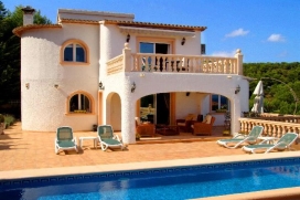 Villa / Ferienhaus für bis zu 8 Personen. Hochwertige Villa in Benissa, mit allem Komfort, liegt in einem Wohngebiet mit herrlichem Blick auf das Meer und die Berge, in der Nähe von Restaurants und Geschäften und nur 700m vom Strand vo, Benissa