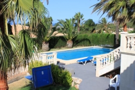 Schöne und Luxus Villa mit privatem Pool, in Denia, Costa Blanca, Spanien für maximal 10 Personen.Diese Villa liegt in einer hügeligen und residentiellen Strand-Umgebung. Die Unterkünft bietet viel Privatsphäre, einen Garten mit Rasen, Kies und Bäumen und einen wunderschönen Blick auf das Meer, das Tal und die Berge..Innen, Denia
