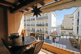 Ferienappartment im Zentrum von Moraira - costa blanca, für maximum 6 Personen. Modern eingerichtetes Apartment von ca. 137m2 Wohnfläche, nur 5om vom Strand entfernt. Von der Terrasse, die teilweise durch eine Markise überdacht ist, ha, Moraira