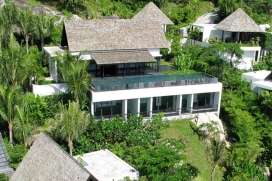 Schöne und Luxus Villa in Patong, Phuket, Thailand mit privatem Pool, für maximal 2 Personen.Diese Villa liegt in einer hügeligen Umgebung. Die Unterkünft bietet viel Privatsphäre, einen Garten mit Rasen und Bäumen und einen wunderschönen Blick auf die Meeresbucht und das Meer..Innen, Patong