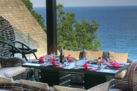 Schöne und Luxus Villa in Patong, Phuket, Thailand mit privatem Pool, für maximal 6 Personen.Diese Villa liegt in einer hügeligen Strand-Umgebung und etwa 1 Km entfernt vom Strand. Die Unterkünft bietet viel Privatsphäre, einen Garten mit Rasen und Bäumen und einen wunderschönen Blick auf die Meeresbucht und das Meer.Die Bequemlichkeit und die Nähe von dem Strand machen dies zu einer idealen Villa um Ihre Ferien zu verbringen mit Familie und Freunden.Innen, Patong